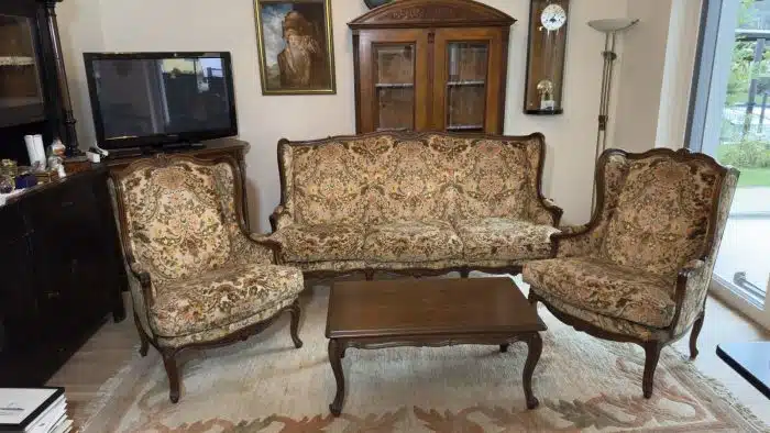 Wohnzimmerset im Louis XV-Stil, hochwertige Tapezierungen, bestehnd aus 1 Bank  2 Armsessel, 1 Tisch Bank - 200x90 LehenH. 110 SitzH. 50 cm Tisch 97x57 cm H 44 cm – Bild 14