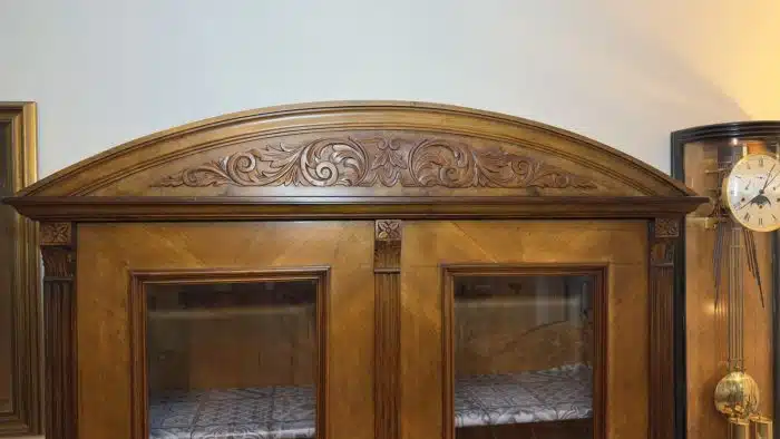 Vitrine - Bücherschrank, Geschirrschrank Gründerzeit, zwei Türen mit alter Verglasung, innen drei Fächer, Höhe ca. 200 cm, Breite ca. 130 cm, Tiefe ca. 40 cm, Schloss, Schlüssel, – Bild 3