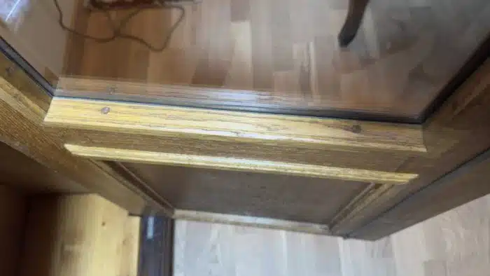 Vitrine - Bücherschrank, Geschirrschrank Gründerzeit, zwei Türen mit alter Verglasung, innen drei Fächer, Höhe ca. 200 cm, Breite ca. 130 cm, Tiefe ca. 40 cm, Schloss, Schlüssel, – Bild 9