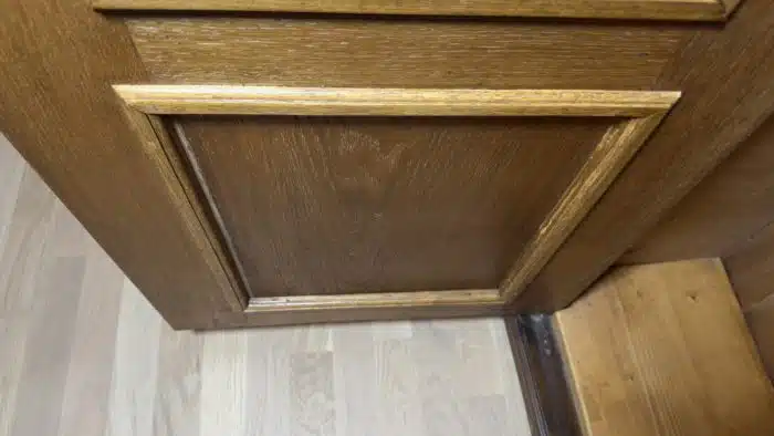 Vitrine - Bücherschrank, Geschirrschrank Gründerzeit, zwei Türen mit alter Verglasung, innen drei Fächer, Höhe ca. 200 cm, Breite ca. 130 cm, Tiefe ca. 40 cm, Schloss, Schlüssel, – Bild 11