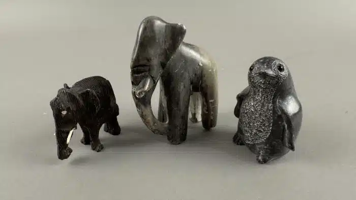 Drei geschnitzte Skulpturen