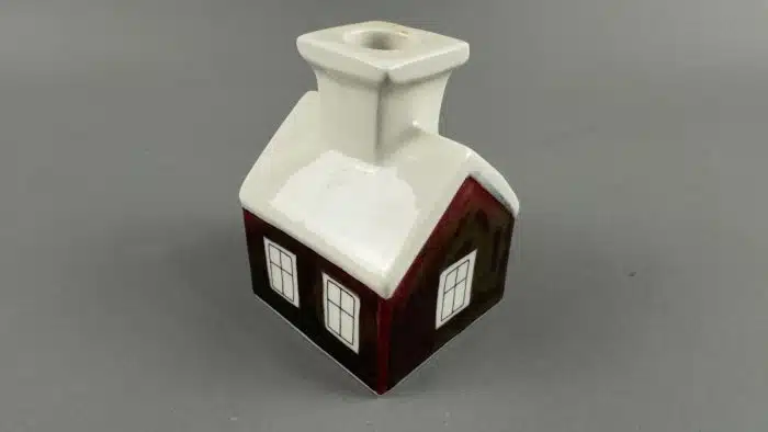 Kerzenhalter in Hausform von Arabia Finnland, entworfen von Heljä Liukko-Sundström.  H 10cm