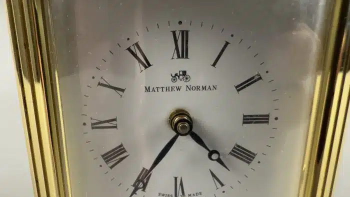 Miniatur Reisewecker "Matthew Norman" Schweiz um 1980, gepflegter Zustand, 1 Schlüssel, H 10 cm – Bild 2