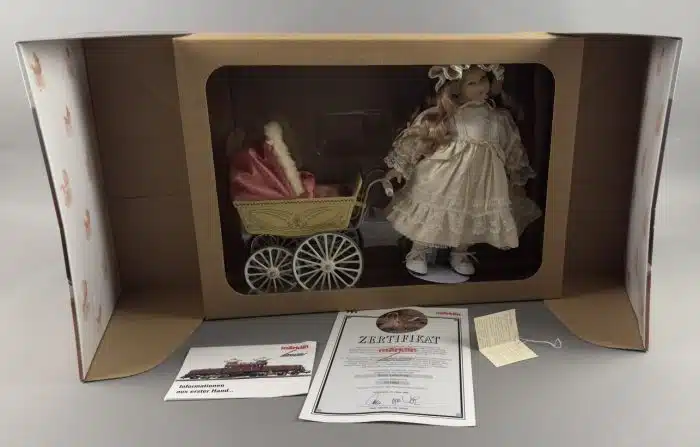 Märklin 1611 - Heidi Ott - unbespielt - Künstlerpuppe m. Puppenwagen (1995) - Nostalgie-Set OVP – Bild 3