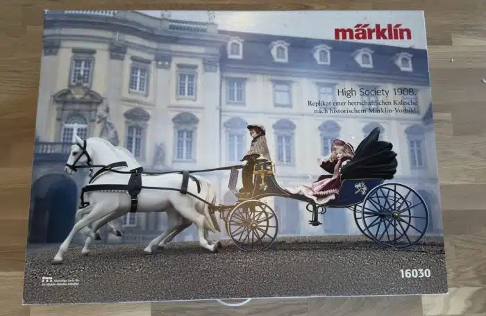 16030 Märklin Herrschaftliche Kalesche Mit Figuren Und Pferden - Mit Originalkarton, unbespielt - Pferde aus Metall, Porzellan.Länge ca. 55 cm inklusive Pferde. OVP