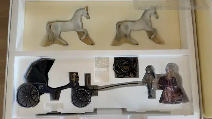 16030 Märklin Herrschaftliche Kalesche Mit Figuren Und Pferden - Mit Originalkarton, unbespielt - Pferde aus Metall, Porzellan.Länge ca. 55 cm inklusive Pferde. OVP – Bild 3