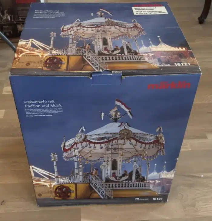 KARUSSELL, MÄRKLIN, 16121 MIT FIGUREN. NEU und im Originalkarton !! Noch nie ausgepackt !! Siehe Bilder und Beschreibung