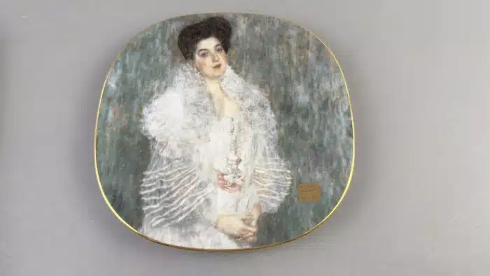 Wandteller, nach Gustav Klimt "Frauenbildnisse", Lilienporzellan Austria, weiß glasiert, Farbdrucke goldgerändert, 21 x 21 cm, limitierte Auflage, nummeriert und beschriftet,  mit Zertifikat, guter Erhaltungszustand OVP