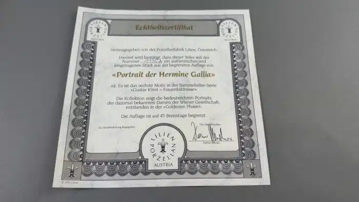 Wandteller, nach Gustav Klimt "Frauenbildnisse", Lilienporzellan Austria, weiß glasiert, Farbdrucke goldgerändert, 21 x 21 cm, limitierte Auflage, nummeriert und beschriftet,  mit Zertifikat, guter Erhaltungszustand OVP – Bild 5