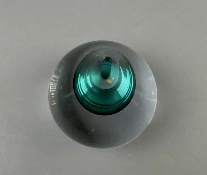 Designer Glass Briefbeschwerer, signiert – Bild 3