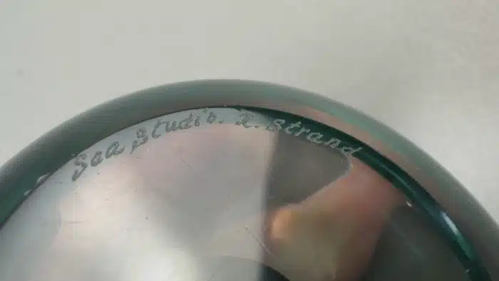 Designer Glass Briefbeschwerer, signiert – Bild 5