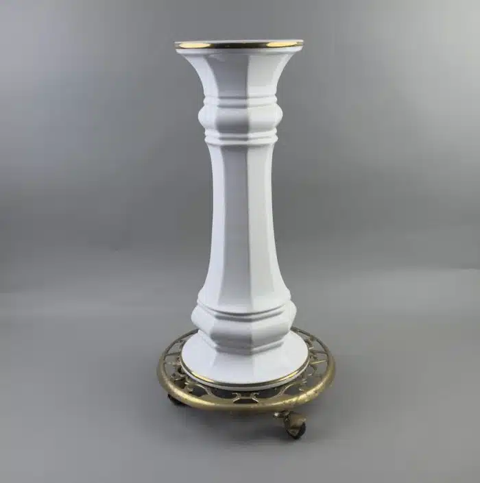 Blumensäule weiß mit Goldrand aus Porzellan auf Messing Blumen Untersetzer mit Rollen H.55 cm