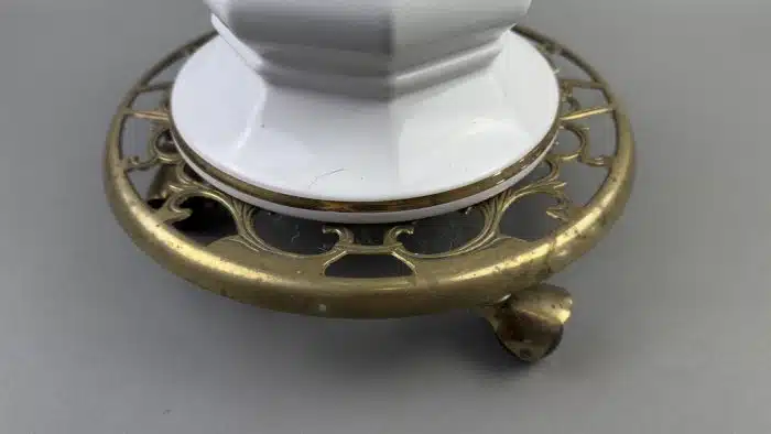 Blumensäule weiß mit Goldrand aus Porzellan auf Messing Blumen Untersetzer mit Rollen H.55 cm – Bild 2