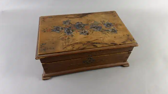 Holzschatulle Schmuckschatulle Nähzeugschatulle mit Inhalt 1. H. 20 Jh. 32x21 cm H 11 cm