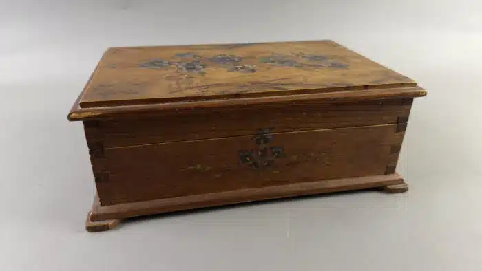 Holzschatulle Schmuckschatulle Nähzeugschatulle mit Inhalt 1. H. 20 Jh. 32x21 cm H 11 cm – Bild 2