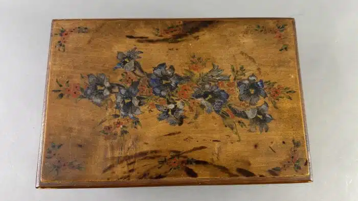 Holzschatulle Schmuckschatulle Nähzeugschatulle mit Inhalt 1. H. 20 Jh. 32x21 cm H 11 cm – Bild 4