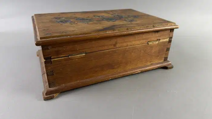 Holzschatulle Schmuckschatulle Nähzeugschatulle mit Inhalt 1. H. 20 Jh. 32x21 cm H 11 cm – Bild 9