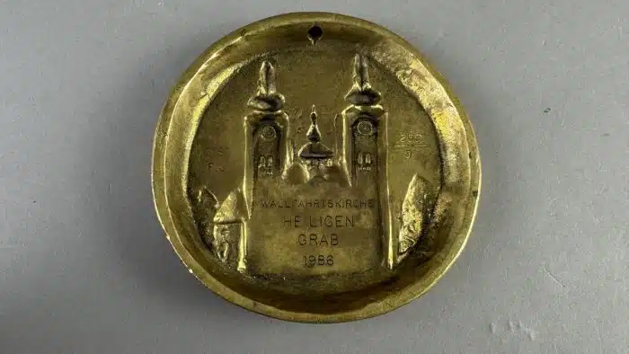 Heinz Goll -  Messing - Wallfahrtskirche Heiligen Grab - Bleiburg - Ausführung Gießerei "Kurt Jesch" Bleiburg, Dm. 15 cm – Bild 3