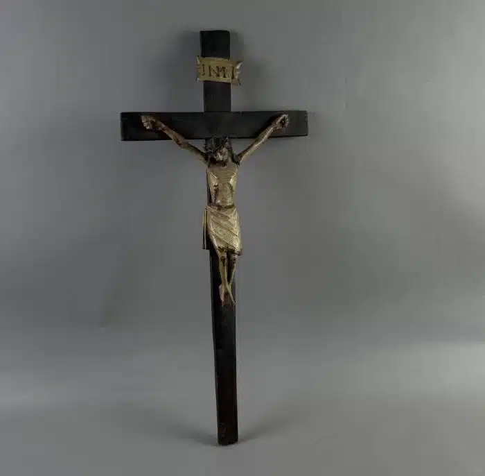 Kruzifix, 19. Jahrhundert Christuskorpus im Dreinageltypus geschnitzt,  mit INRI-Tafel montiert, Gesamthöhe ca. 66 cm,