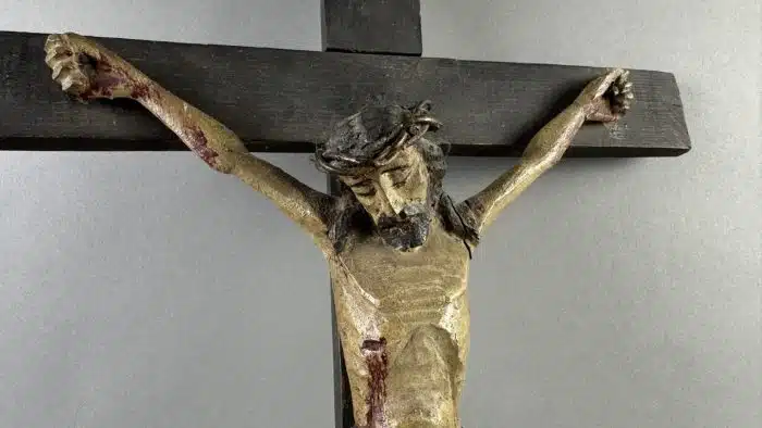 Kruzifix, 19. Jahrhundert Christuskorpus im Dreinageltypus geschnitzt,  mit INRI-Tafel montiert, Gesamthöhe ca. 66 cm, – Bild 2