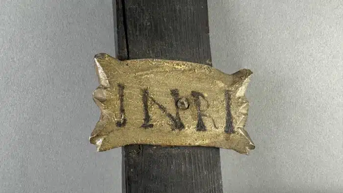 Kruzifix, 19. Jahrhundert Christuskorpus im Dreinageltypus geschnitzt,  mit INRI-Tafel montiert, Gesamthöhe ca. 66 cm, – Bild 3
