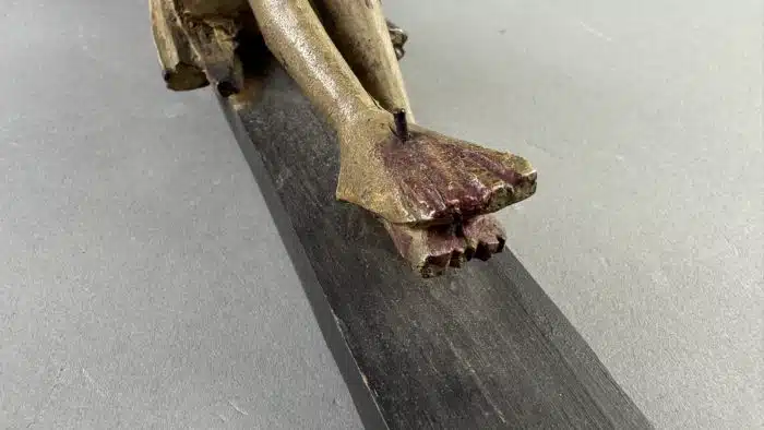 Kruzifix, 19. Jahrhundert Christuskorpus im Dreinageltypus geschnitzt,  mit INRI-Tafel montiert, Gesamthöhe ca. 66 cm, – Bild 4
