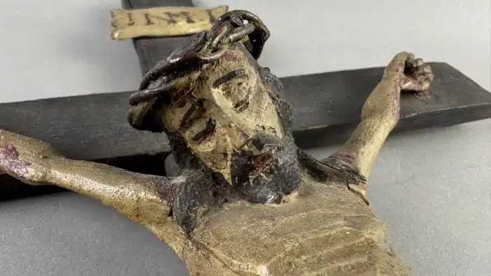 Kruzifix, 19. Jahrhundert Christuskorpus im Dreinageltypus geschnitzt,  mit INRI-Tafel montiert, Gesamthöhe ca. 66 cm, – Bild 5