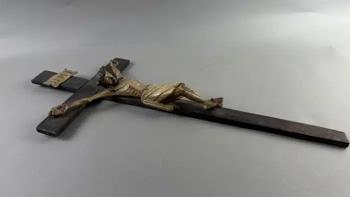 Kruzifix, 19. Jahrhundert Christuskorpus im Dreinageltypus geschnitzt,  mit INRI-Tafel montiert, Gesamthöhe ca. 66 cm, – Bild 6
