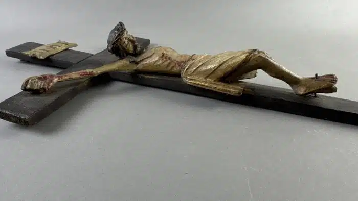 Kruzifix, 19. Jahrhundert Christuskorpus im Dreinageltypus geschnitzt,  mit INRI-Tafel montiert, Gesamthöhe ca. 66 cm, – Bild 7