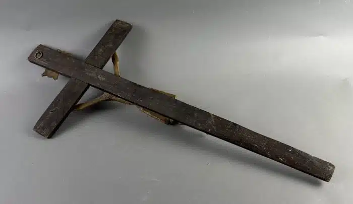 Kruzifix, 19. Jahrhundert Christuskorpus im Dreinageltypus geschnitzt,  mit INRI-Tafel montiert, Gesamthöhe ca. 66 cm, – Bild 8