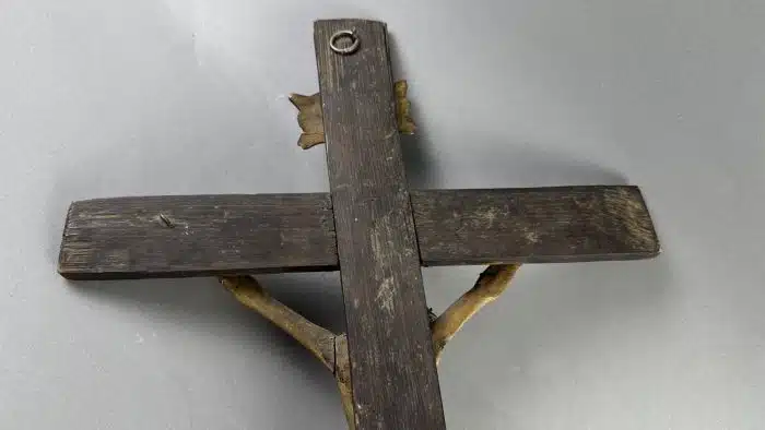 Kruzifix, 19. Jahrhundert Christuskorpus im Dreinageltypus geschnitzt,  mit INRI-Tafel montiert, Gesamthöhe ca. 66 cm, – Bild 9