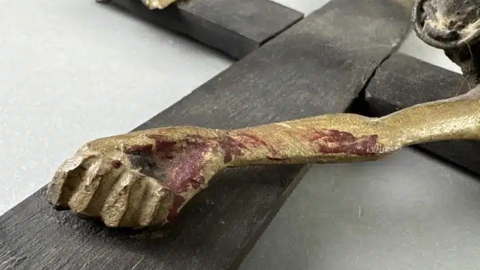 Kruzifix, 19. Jahrhundert Christuskorpus im Dreinageltypus geschnitzt,  mit INRI-Tafel montiert, Gesamthöhe ca. 66 cm, – Bild 10