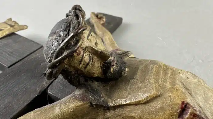 Kruzifix, 19. Jahrhundert Christuskorpus im Dreinageltypus geschnitzt,  mit INRI-Tafel montiert, Gesamthöhe ca. 66 cm, – Bild 11