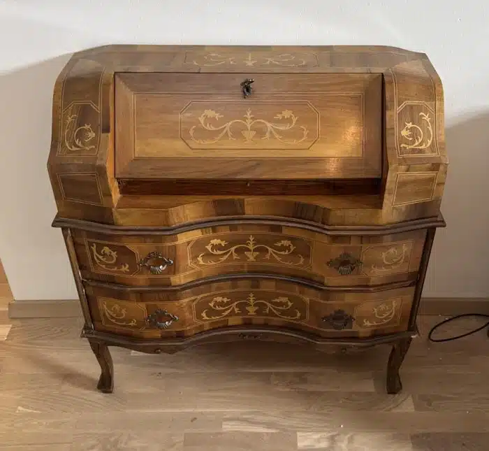 Damensekretär in barocker Stilform, ornamental marketierter Korpus, frontseitig 2 Laden und schräge Schreibklappe, Innenladen, 88x37 cm H. 88 cm