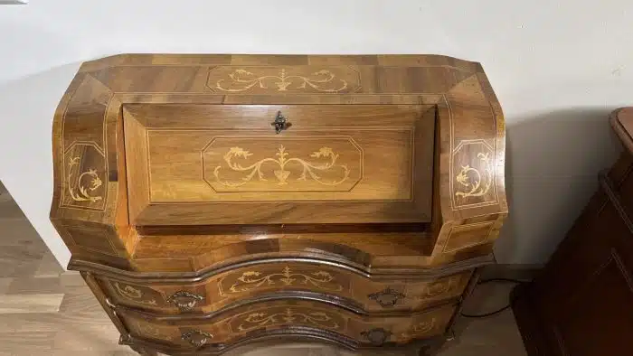 Damensekretär in barocker Stilform, ornamental marketierter Korpus, frontseitig 2 Laden und schräge Schreibklappe, Innenladen, 88x37 cm H. 88 cm – Bild 2