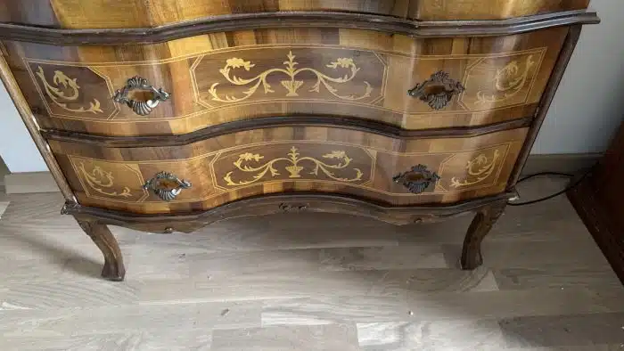 Damensekretär in barocker Stilform, ornamental marketierter Korpus, frontseitig 2 Laden und schräge Schreibklappe, Innenladen, 88x37 cm H. 88 cm – Bild 3