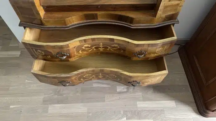 Damensekretär in barocker Stilform, ornamental marketierter Korpus, frontseitig 2 Laden und schräge Schreibklappe, Innenladen, 88x37 cm H. 88 cm – Bild 8