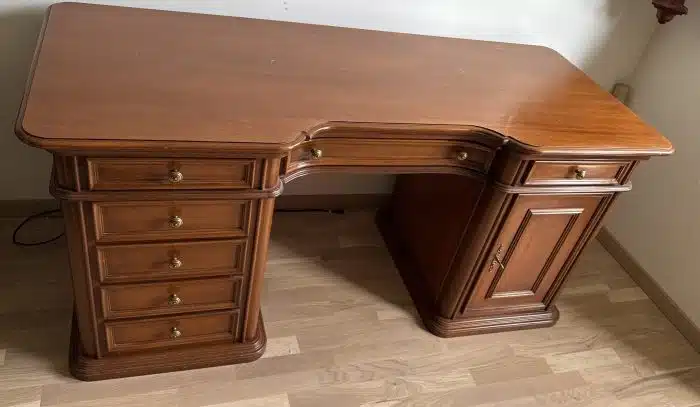Italienischer Schreibtisch - mit 7 Laden 1 Türe mit Fächern und dazugehörigem Sessel L 168 cm T 72 cm H 78 cm