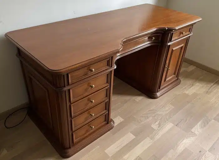 Italienischer Schreibtisch - mit 7 Laden 1 Türe mit Fächern und dazugehörigem Sessel L 168 cm T 72 cm H 78 cm – Bild 2