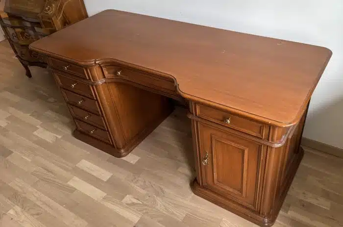 Italienischer Schreibtisch - mit 7 Laden 1 Türe mit Fächern und dazugehörigem Sessel L 168 cm T 72 cm H 78 cm – Bild 4