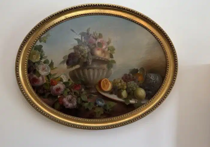 Unbekannter Künstler - Stilleben mit Rosen und Früchten, Öl auf Leinwand, oval, ca. 80 x 103 cm, Ochsenaugenrahmen
