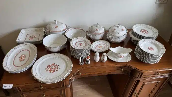 Posten - Hollohaza Porzellan ca. 50 Teile - Service - Vorlegeplatte, Teller, Suppenteriene uvm.