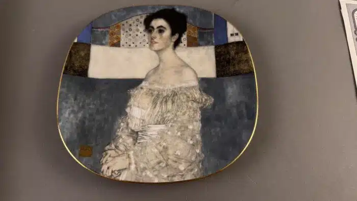 Wandteller, nach Gustav Klimt "Frauenbildnisse", Lilienporzellan Austria, weiß glasiert, Farbdrucke goldgerändert, 21 x 21 cm, limitierte Auflage, nummeriert und beschriftet,  mit Zertifikat, guter Erhaltungszustand OVP