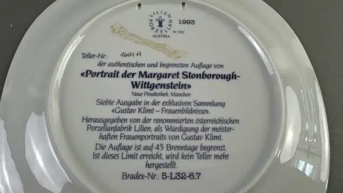 Wandteller, nach Gustav Klimt "Frauenbildnisse", Lilienporzellan Austria, weiß glasiert, Farbdrucke goldgerändert, 21 x 21 cm, limitierte Auflage, nummeriert und beschriftet,  mit Zertifikat, guter Erhaltungszustand OVP – Bild 5
