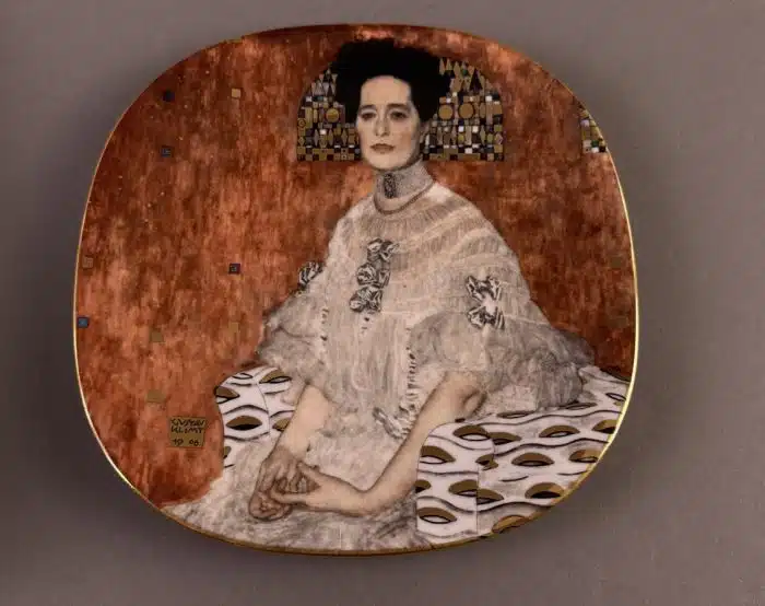 Wandteller, nach Gustav Klimt "Frauenbildnisse", Lilienporzellan Austria, weiß glasiert, Farbdrucke goldgerändert, 21 x 21 cm, limitierte Auflage, nummeriert und beschriftet,  mit Zertifikat, guter Erhaltungszustand OVP