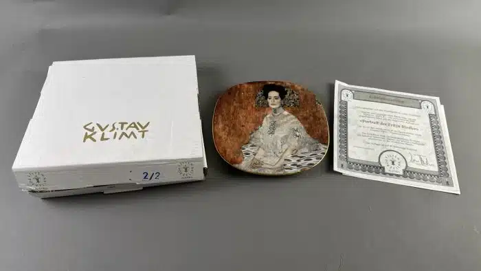 Wandteller, nach Gustav Klimt "Frauenbildnisse", Lilienporzellan Austria, weiß glasiert, Farbdrucke goldgerändert, 21 x 21 cm, limitierte Auflage, nummeriert und beschriftet,  mit Zertifikat, guter Erhaltungszustand OVP – Bild 2