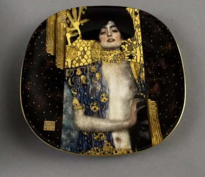 Wandteller, nach Gustav Klimt "Frauenbildnisse", Lilienporzellan Austria, weiß glasiert, Farbdrucke goldgerändert, 21 x 21 cm, limitierte Auflage, nummeriert und beschriftet,  mit Zertifikat, guter Erhaltungszustand OVP