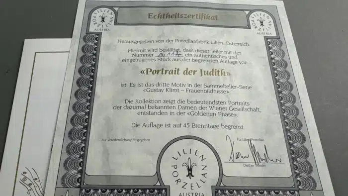 Wandteller, nach Gustav Klimt "Frauenbildnisse", Lilienporzellan Austria, weiß glasiert, Farbdrucke goldgerändert, 21 x 21 cm, limitierte Auflage, nummeriert und beschriftet,  mit Zertifikat, guter Erhaltungszustand OVP – Bild 3