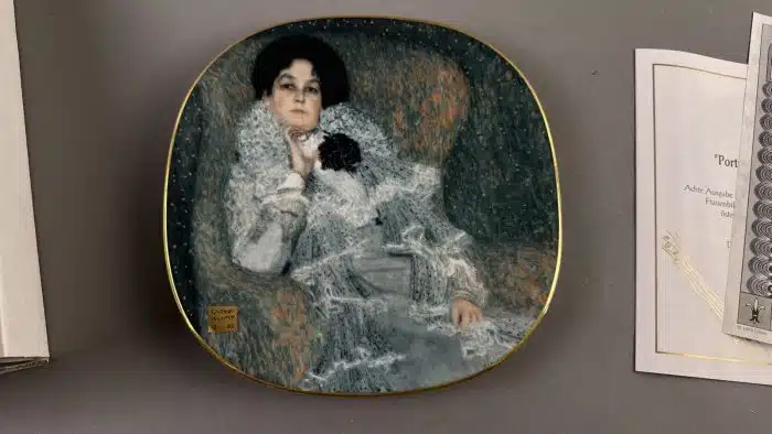 Wandteller, nach Gustav Klimt "Frauenbildnisse", Lilienporzellan Austria, weiß glasiert, Farbdrucke goldgerändert, 21 x 21 cm, limitierte Auflage, nummeriert und beschriftet,  mit Zertifikat, guter Erhaltungszustand OVP