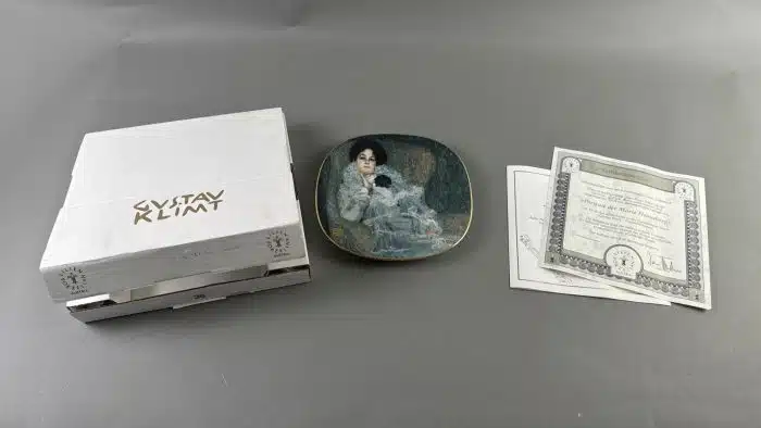 Wandteller, nach Gustav Klimt "Frauenbildnisse", Lilienporzellan Austria, weiß glasiert, Farbdrucke goldgerändert, 21 x 21 cm, limitierte Auflage, nummeriert und beschriftet,  mit Zertifikat, guter Erhaltungszustand OVP – Bild 2